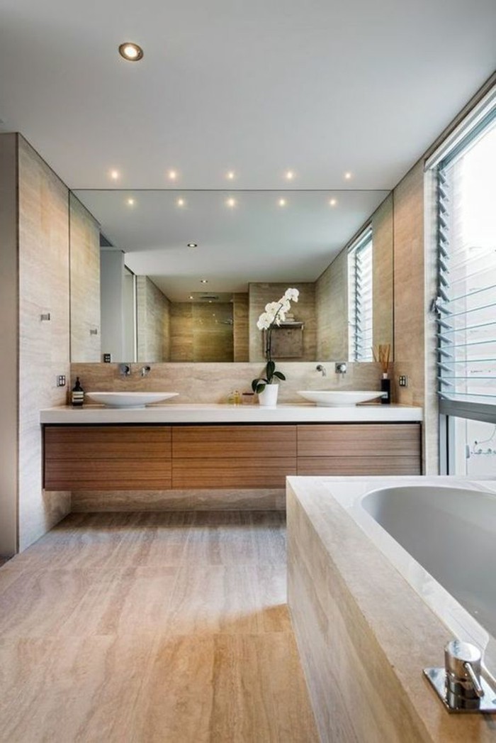 badgestaltung-ideen-traumbader-badezimmer-in-beige-mit-eckigem-spiegel