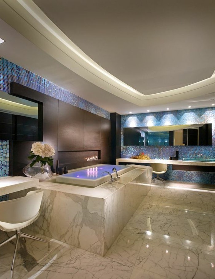 badgestaltung-ideen-traumbader-badezimmer-mit-marmor-und-blaue-mosaikfliesen