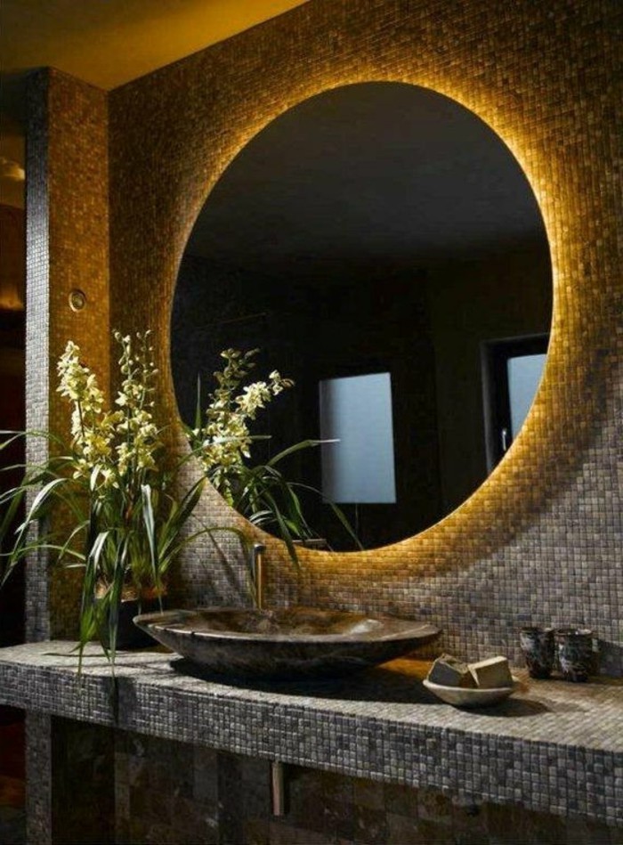 badgestaltung-ideen-traumbader-badezimmer-mit-natursteinen-und-einem-runden-spiegel-mit-beleuchtung