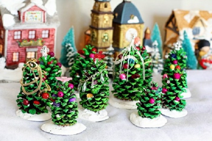 basteltipps-fur-weihnachten-tannenbaume-aus-zapfen