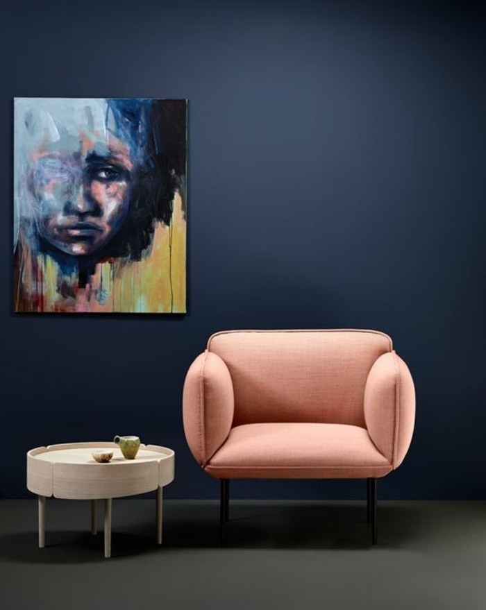 danish-design-moebel-stockholm-minimalistischer-stil-roter-sessel-runder-kaffeetisch-weiss-dunkelblaue-waende