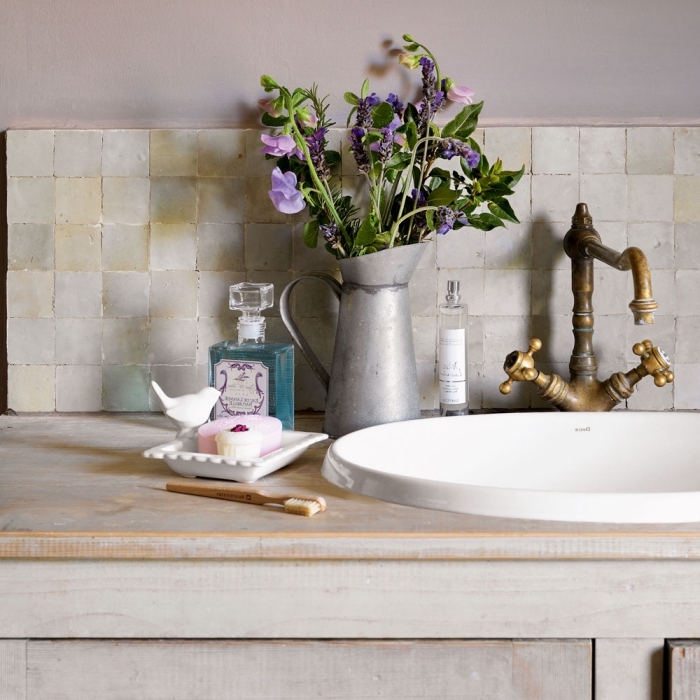 deko für badezimmer, metallene vase mit lila blumen, runder waschbecken im retro stil, badezimmer shaby chic