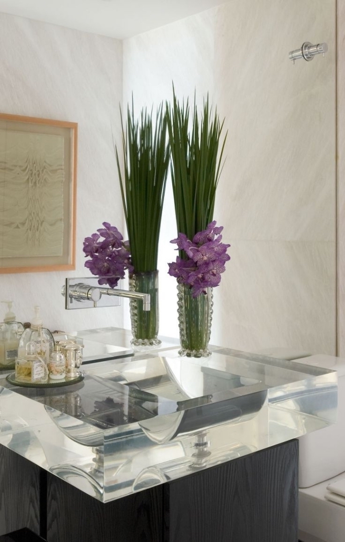 deko für badezimmer, vase mit lila blumen, waschbecken aus glas, großer spiegel, bad ideen