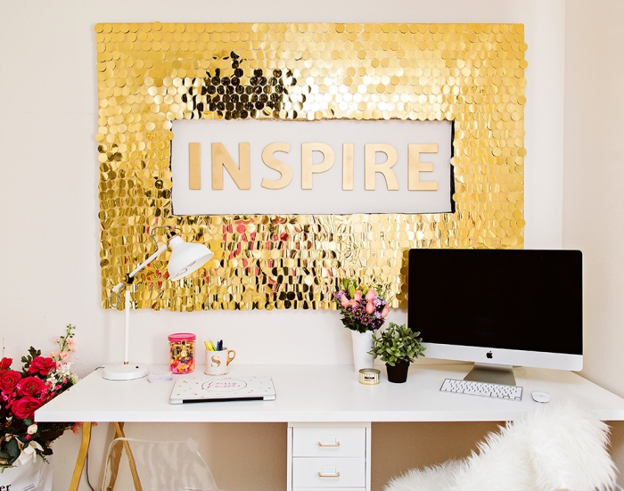 arbeitszimmer dekorieren, große goldene deko, do it yourself, weißer schreibtisch mit goldenen beinen