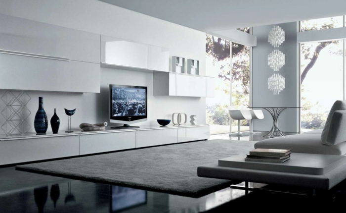 elegant-und-modern-einrichten-helles-wohnzimmer-plueschteppich-glastisch-weisse-moebel-minimalistische-moebel