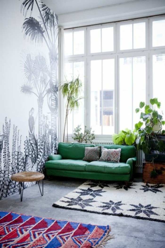 farbgestaltung-waende-tapeten-musterteppich-grauer-boden-gruene-couch-musterkissen-pflanzen-hocker-helles-wohnzimmer