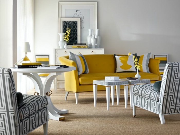 farbkontrast-gelb-weiss-italienische-moebel-wohnzimmer-plueschteppich-eckiger-kaffeetisch-runder-tisch-komfortable-sessel