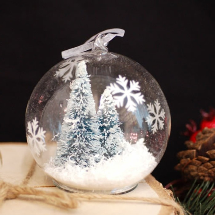 gefuellte-christbaumkugeln-glas-weihnachtsbaum-deko-schnee-weisses-band-schneeflocken