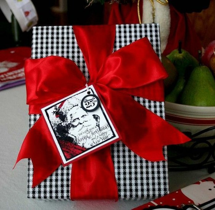 geschenkverpackung-geschenkbox-verpackung-in-weis-und-schwarz-rote-schleife