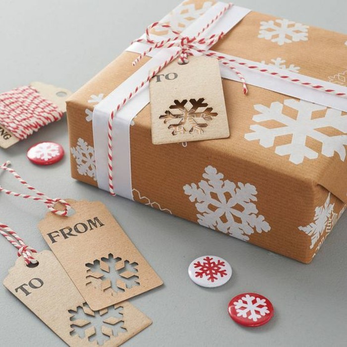 geschenkverpackung-geschenkbox-verpackung-mit-weisen-schneeflocken