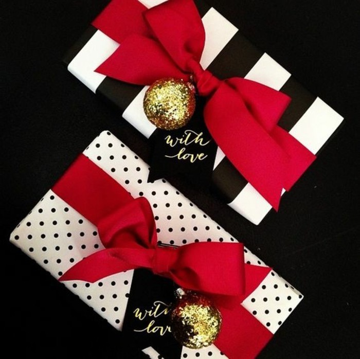 geschenkverpackung-gutscheine-verpacken-in-weis-und-schwarz-mit-roten-schleifen-und-goldenen-weihnachtskugeln