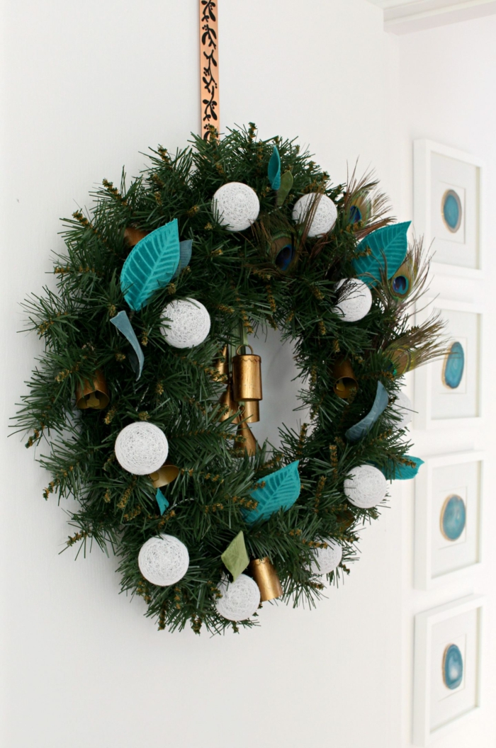 grünen weihnachtskranz selber basteln dekoriert mit weißen weihnachtskugeln blaue federn kranz aufgehängt an tüt