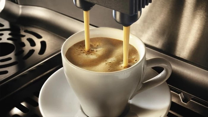 kaffeeautomat-tasse-voll-mit-starkem-kaffee-kaffeemaschinen