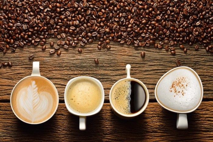 vier Tassen Kaffe - Cappuccino, Milchkaffe, schwarzer Kaffee mit Schaum, Kaffee mit Sahne