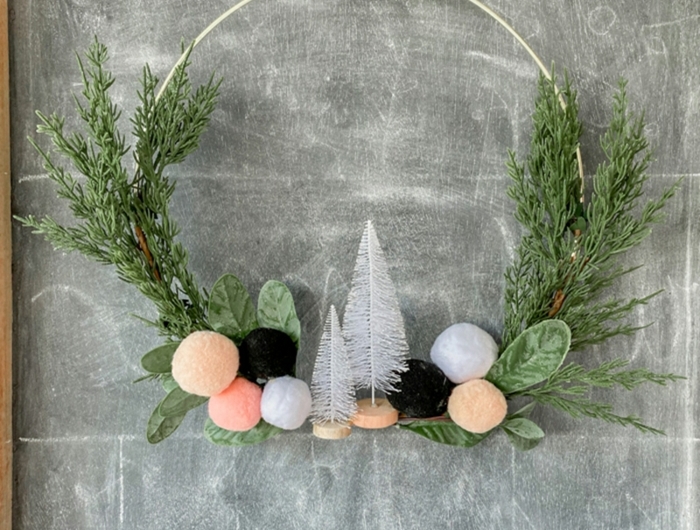 kleiner dekorativer tannenbaum weiß weihnachtskranz tür mit pompoms basteln