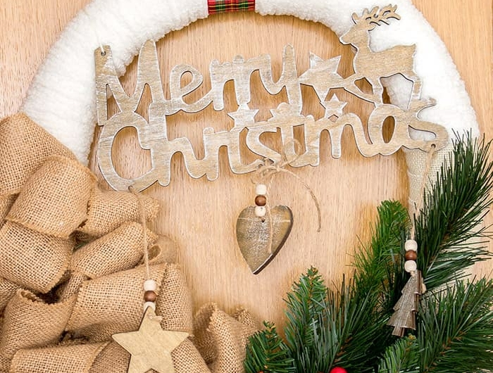 merry christmas weihnachtskranz basteln tannenzweige und bunte schleifen festliche dekoration weihnachten