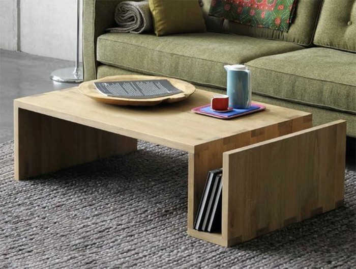 minimalistische-moebel-wohnzimmer-holztisch-mit-buecherregal-teppich-gruene-couch