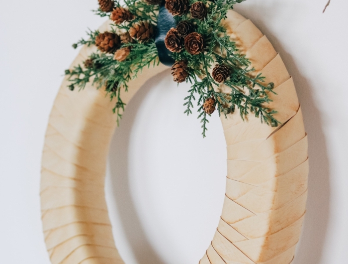 minimalistische weihnachtsdeko selber machen weihnachtskranz basteln mit tannenzapfen tannenzweigen