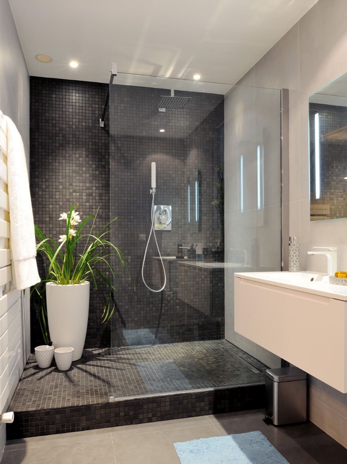 moderne bäder, badezimmer in weiß und schwarz, große blume, duschkabinne, mosaikfliesen