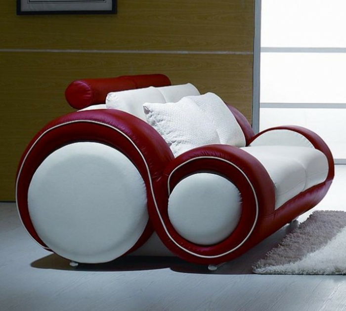 moderner-lederstuhl-in-rot-und-weiss-plueschteppich-holzboden-holzwand-guenstige-designermoebel