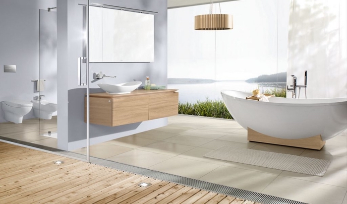 modernes badezimmer bilder, bad in weiß und holz, beige fliesen, boden aus holz, großer fenster, designer badmöbel