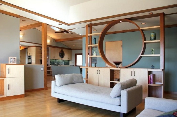 offener-bucherregal-raumteiler-trennwand-regal-wohnzimmer-regale-als-raumteiler-holzboden,holzregal-weiße-couch
