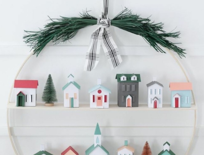 originelle ideen für weihnachtskranz mit kleinen häusern deko tannenbaum grüne tannenzweige weihnachten dekoration inspiration