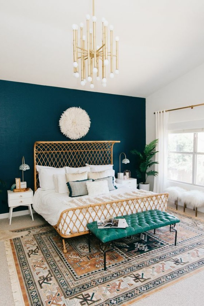 schlafzimmer-dekorieren-bett-retro-teppich-blaue-wand-goldener-kronleuchter