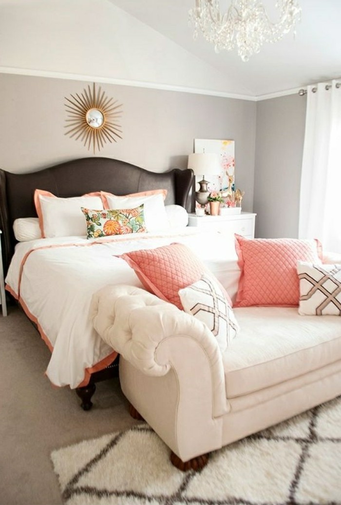 schlafzimmer-dekorieren-braunes-bett-kronleuchter-sonnenspiegel