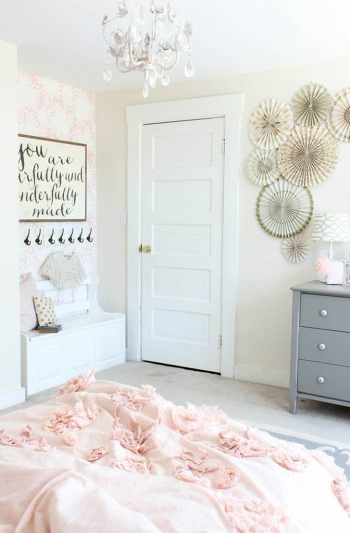 schlafzimmer-dekorieren-in-rosa-kronleuchter-grauer-schrank-tapette