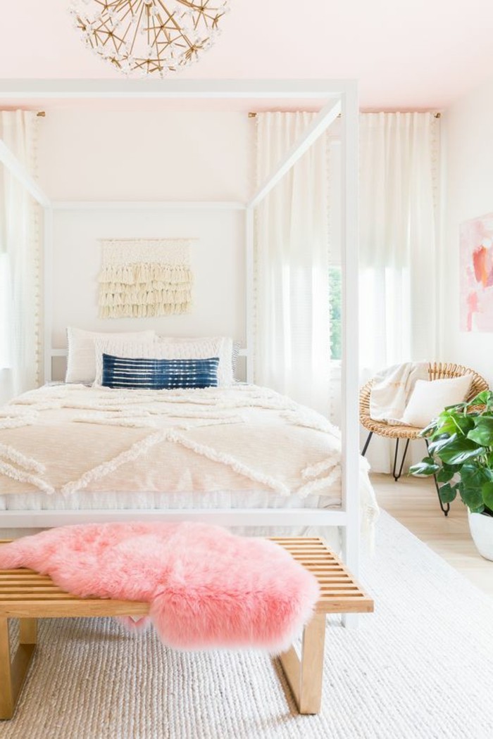 schlafzimmer-dekorieren-rosa-und-weiss-kronleuchter-bett-weisse-gardinen