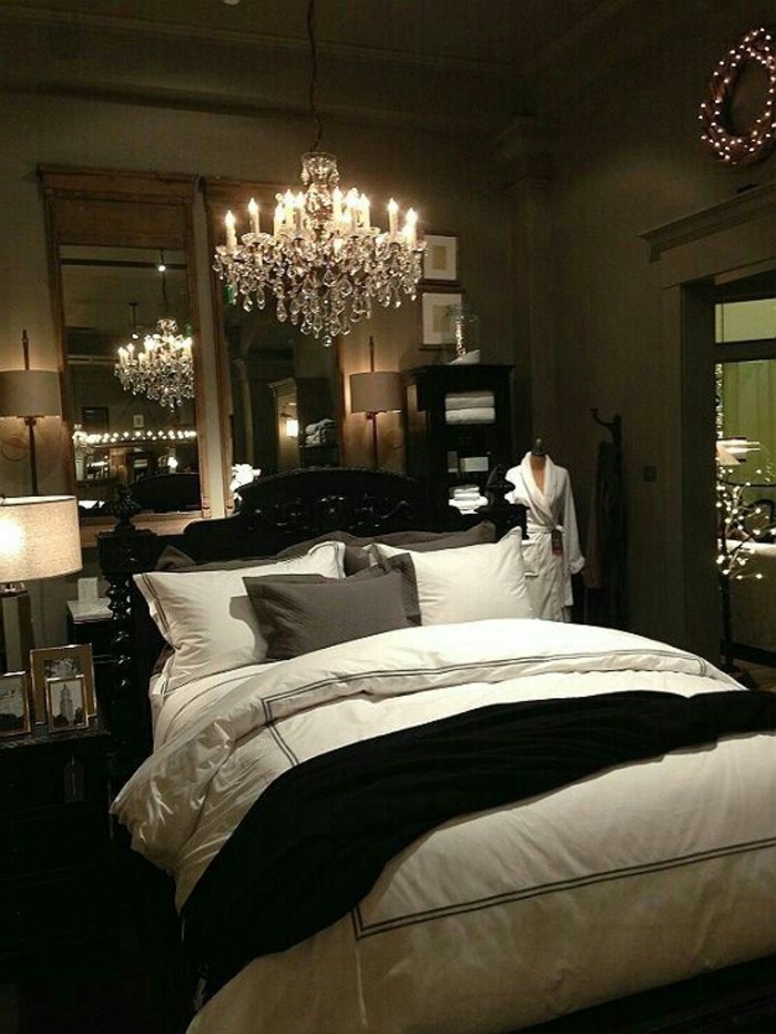 schlafzimmer-dekorieren-schwarzes-bett-kronleuchter-aus-kristall