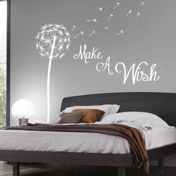 schlafzimmer-dekorieren-wandsticker-graue-wand-bett