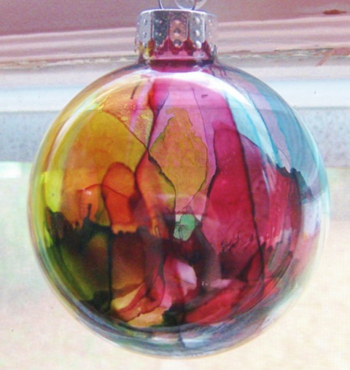 schoener-christbaumkugeln-glas-gefaerbtes-glas-abstrakte-gestaltung-glas-weihnachtsbaum