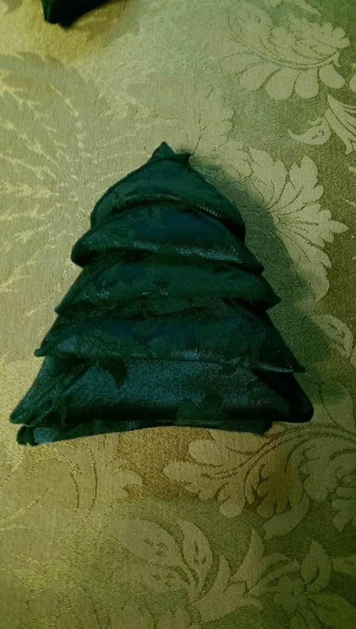 servietten-falten-weihnachten-in-dunkler-farbe