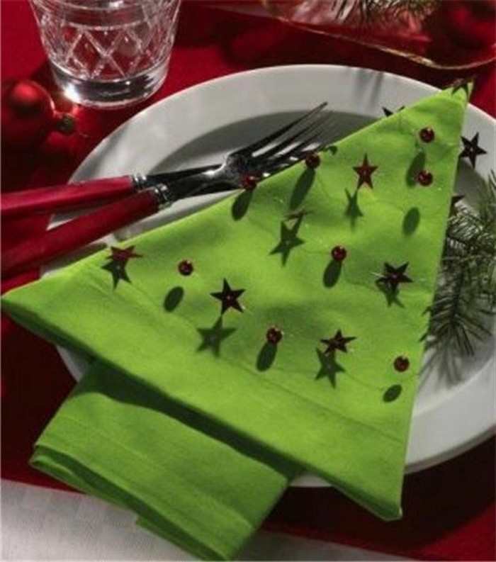 servietten-falten-weihnachten-tannenbaum-mit-schmuck