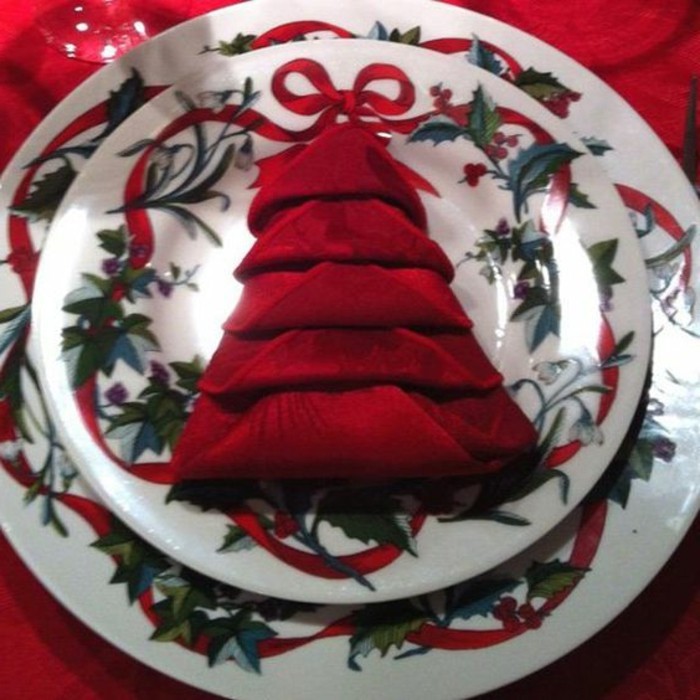 servietten-weihnachtlich-falten-in-roter-farbe