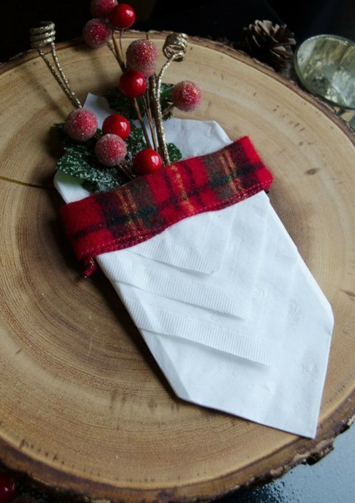 servietten-weihnachtlich-falten-serviette-aus-papier