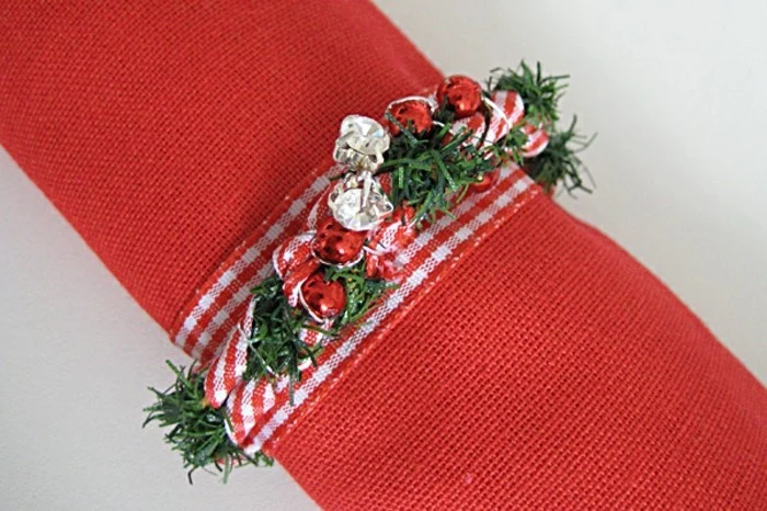 servietten-weihnachtlich-falten-wie-weihnachtskranz
