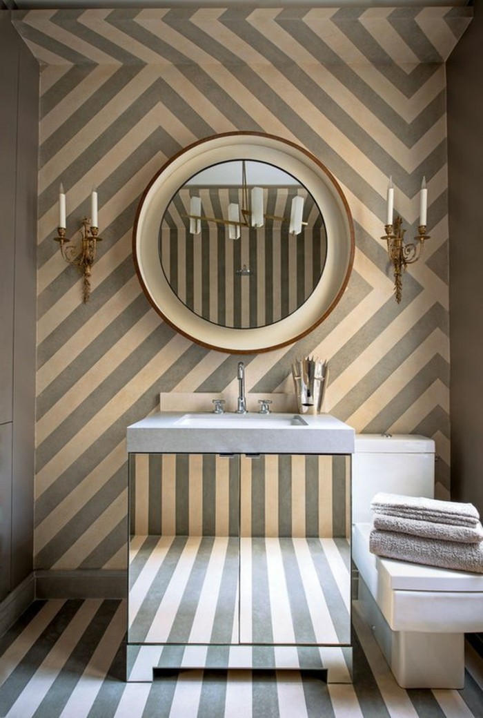 streifen-streichen-toilette-dekorieren-badezimmer-dekorieren-runder-spiegel-kerzen-waschbecken-keramik