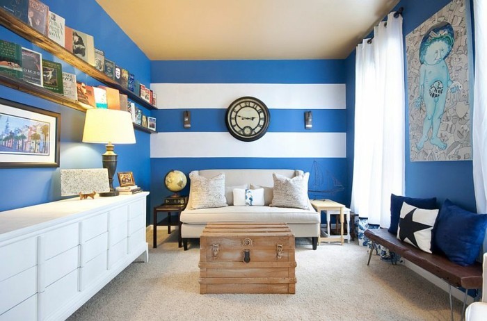 wandgestaltung-mit-farbe-wohnzimmer-weisser-schrank-holzbank-sofa-weiss-buecherregale-blau-weisse-wand