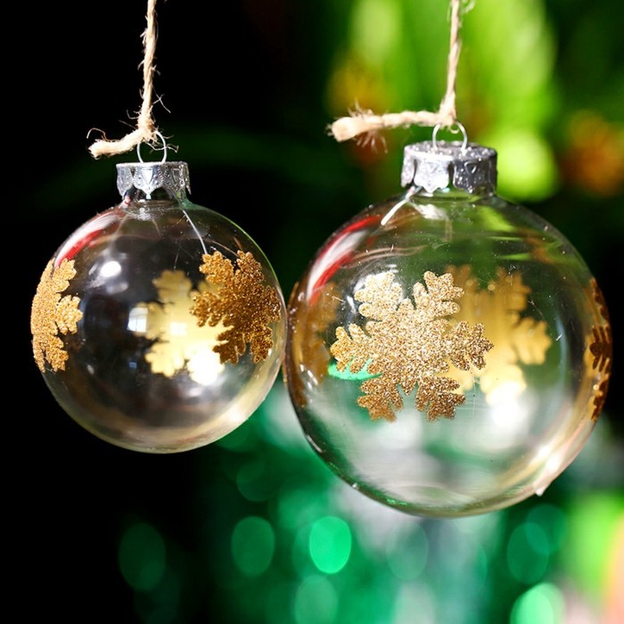 weihnachtskugeln-glas-weihnachtsbaum-dekorieren-goldmotive-schneeflocken-gruene-weihnachtslichter