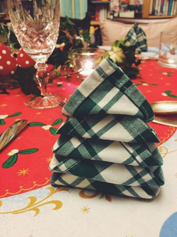 weihnachtsservietten-falten-aus-einfachen-servietten