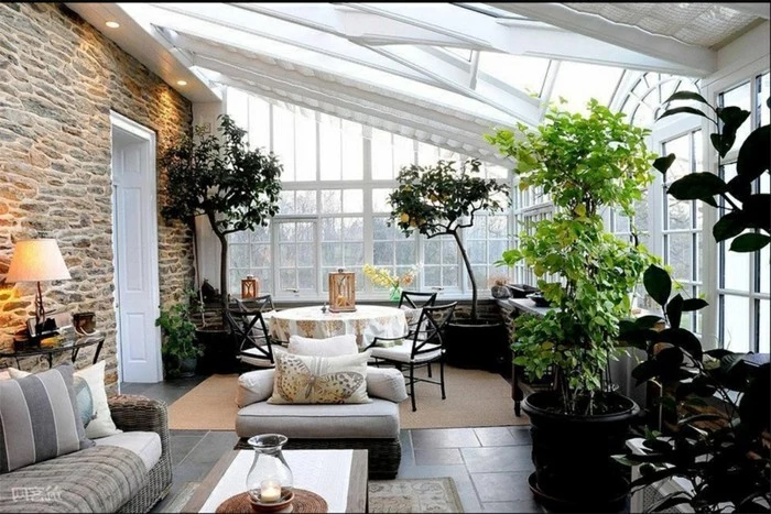 wohnungsdeko-dekotipps-dekotipps-wohnzimmer-wohndeko-ideen-verglaste-terrasse-pflanzen
