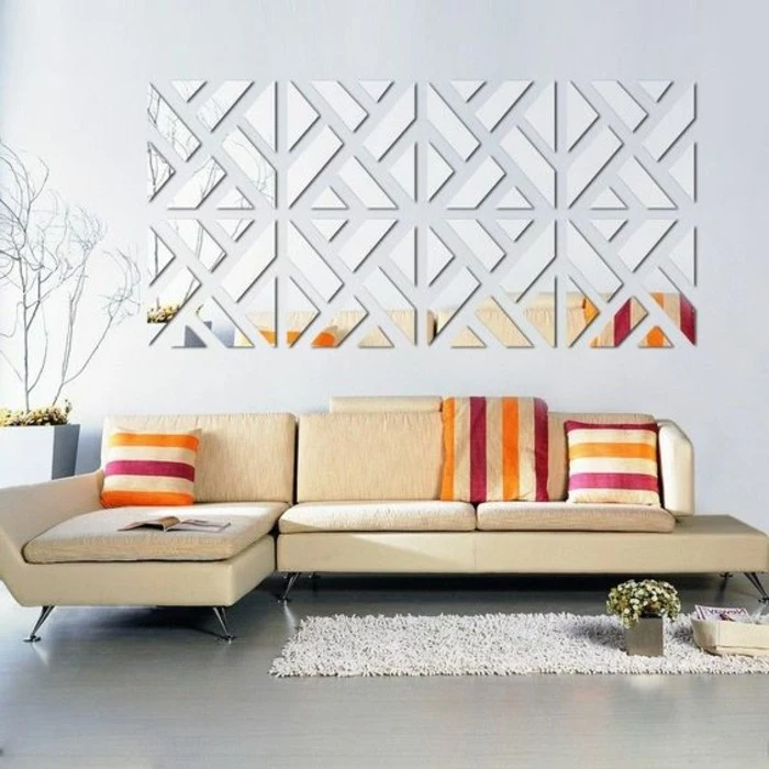1-wand-deko-modern-hellbrauner-sofa-bunte-kissen-spigel-teppich