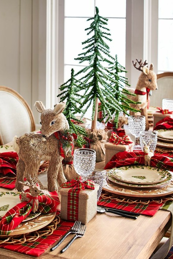 10-weihnachtsdeko-ideen-hirsche-rote-servietten-tannenbaume-holzerner-tisch