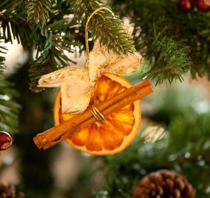 111-weihnachtsschmuck-basteln-aus-zitronen-zimt-und-goldener-schleife