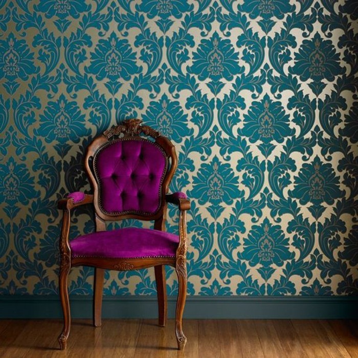 12-schone-tapeten-in-gold-und-blau-rosa-vintage-stuhl-boden-aus-holz