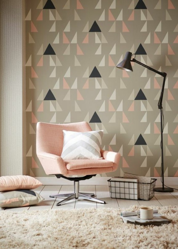 14-schone-tapeten-in-beige-mit-geometrischen-formen-rosa-sessel-kissen-teppich-lampe