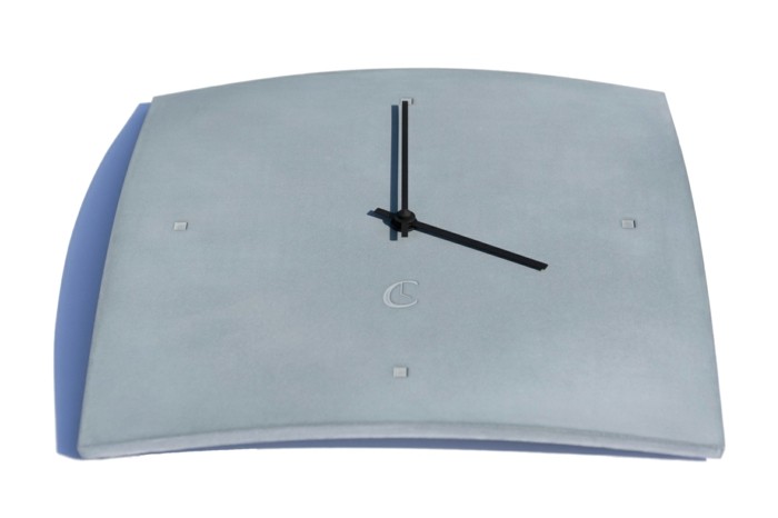 c-clock-pastellblaue-wanduhr-auf-einem-weisen-hintergrund